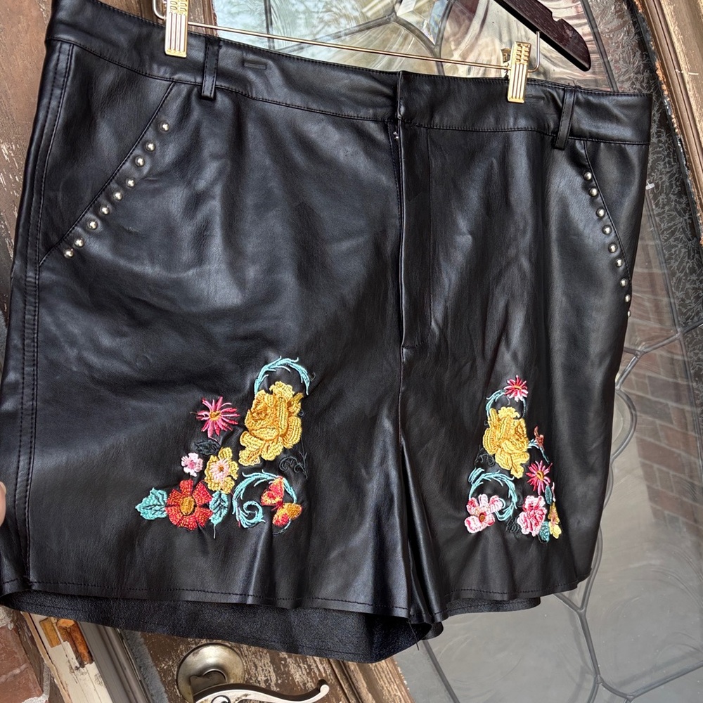 NEW Alice & You Faux Leather Studded Shorts! Size 24